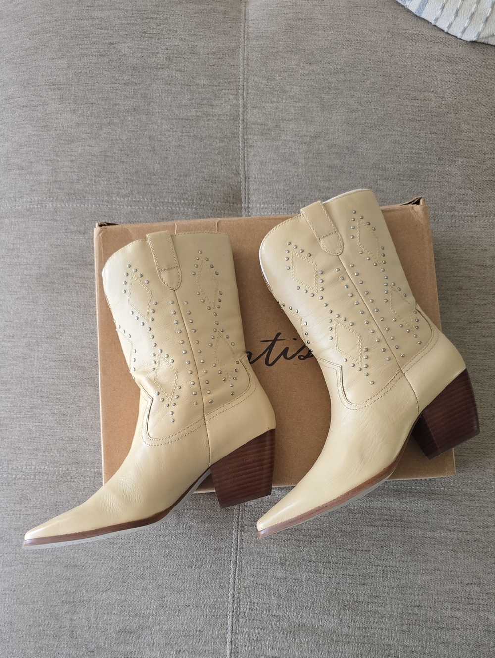 Matisse Cream Studded Pointed-Toe Western Boots 8.5